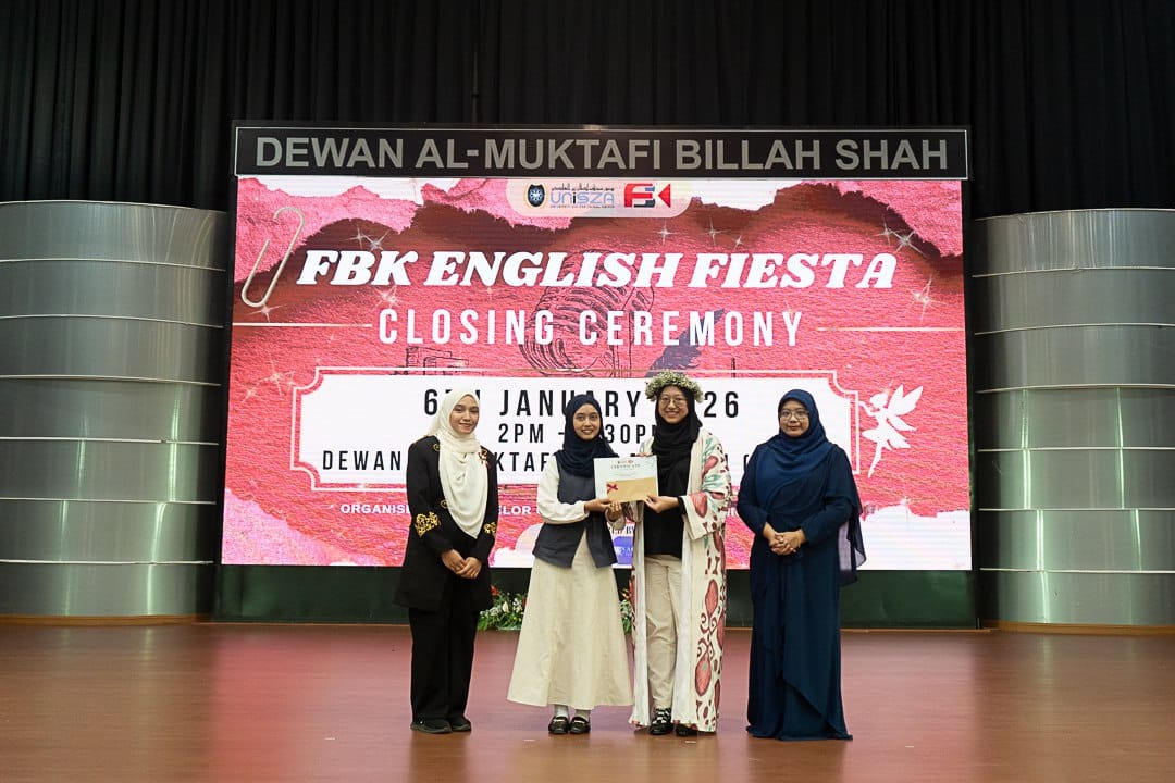 Harumkan Nama Almamater di Malaysia, Mahasiswi Akuntansi FEB UNEJ Raih Juara 1 Poetry Recitation di UniSZA